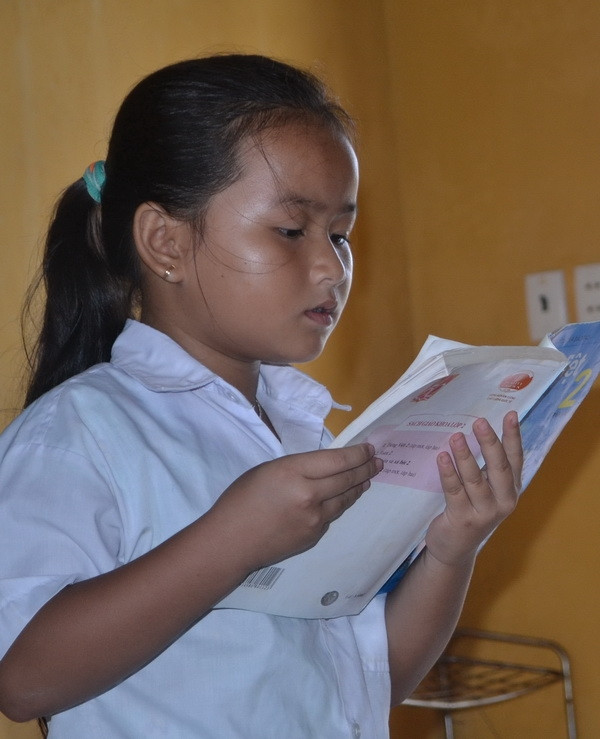 Em Bùi Thị Hương - học sinh lớp 2 trả bài đầu giờ môn Tiếng Việt