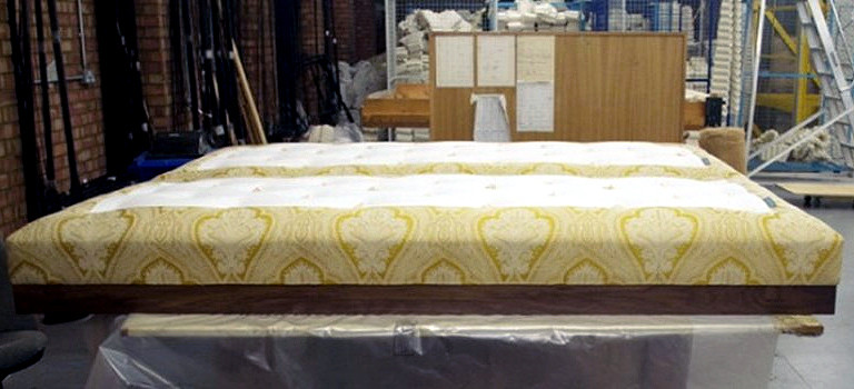 Chiếc giường của ông Lê Ân cùng kiểu dáng với chiếc giường này