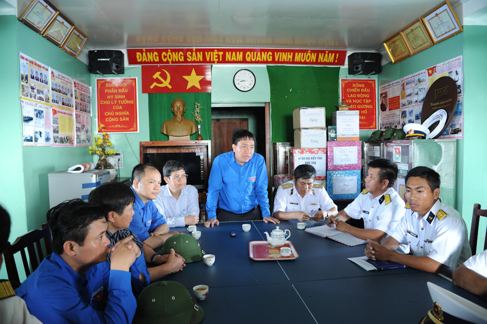 Bí thư T.Ư Đoàn TNCS HCM Nguyễn Mạnh Dũng tới thăm và động viên các chiến sĩ nhà gian DK1/20