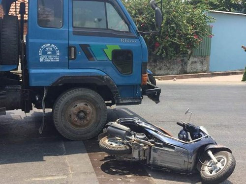 BẢN TIN ATGT: Xe máy 'kẹp 4' đấu đầu xe tải trong đêm ảnh 2