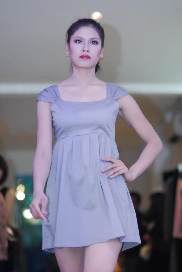 Nguyễn Thị Loan trẻ trung với chiếc váy ngắn có chất liệu mềm mại.