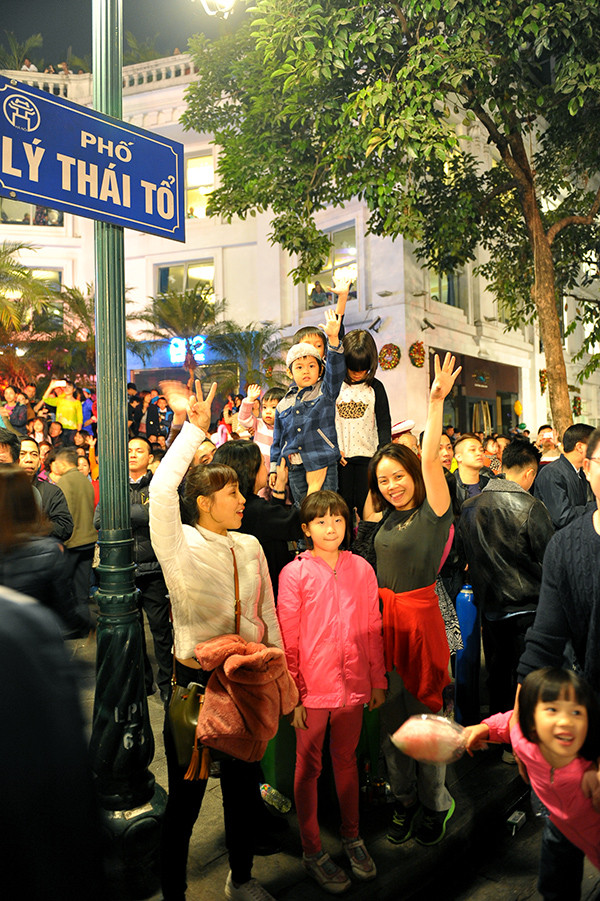 Người Hà Nội rộn ràng xuống phố đón năm mới ảnh 4