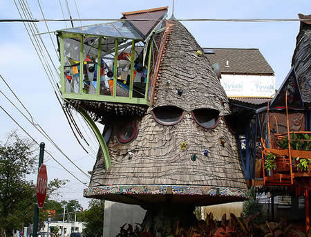 Ngôi nhà nổi ở Ukraine Ngôi nhà nghiêng ở Hà Lan Những căn hộ xếp hình Lego ở Canada Nhà cây nấm tại Ohio Nhà quả cầu ở Canada Chung cư treo tại Hà Lan Nhà Gangster ở Nga Nhà lộn ngược tại Ba Lan Ngôi nhà lập dị ở New York Nhà quay tại Đức, ngôi nhà năng lượng quay về phía mặt trời ấm áp vào mùa đông và quay trở lại cách nhiệt tốt vào mùa hè.