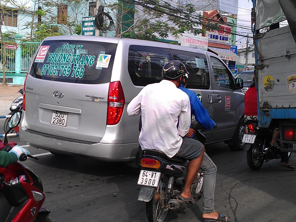 Ách tắc giao thông kéo dài một giờ đồng hồ