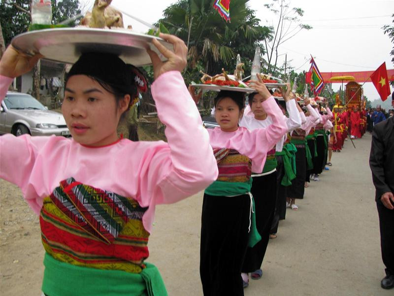Nhiều món ăn được dâng lên thần cá trong ngày lễ Đông đảo du khách thập phương về thăm suối cá thần Cẩm Lương