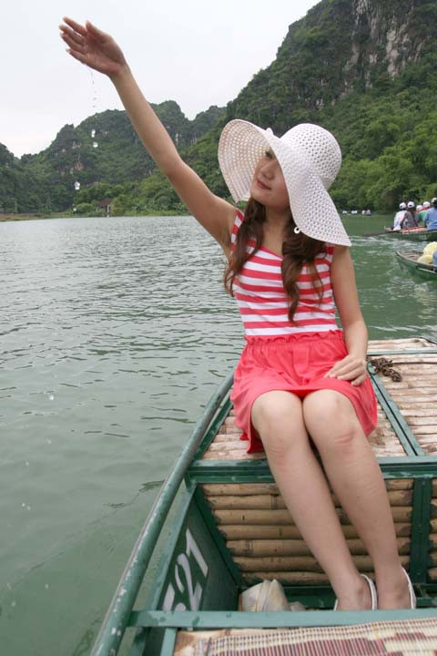 Nâng niu những giọt nước trong veo Hoà tan trong là nước mát xanh Muốn bay lên trước phong cảnh hữu tình Bên bến đò thanh bình