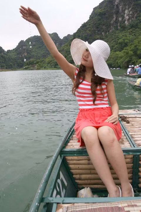 Nâng niu những giọt nước trong veo Hoà tan trong là nước mát xanh Muốn bay lên trước phong cảnh hữu tình Bên bến đò thanh bình