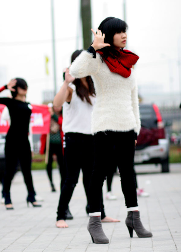 Các động tác không quá phức tạp để mọi người dễ dàng hòa theo