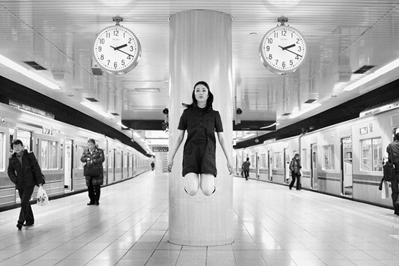 Trong ga tàu điện ngầm ở Tokyo