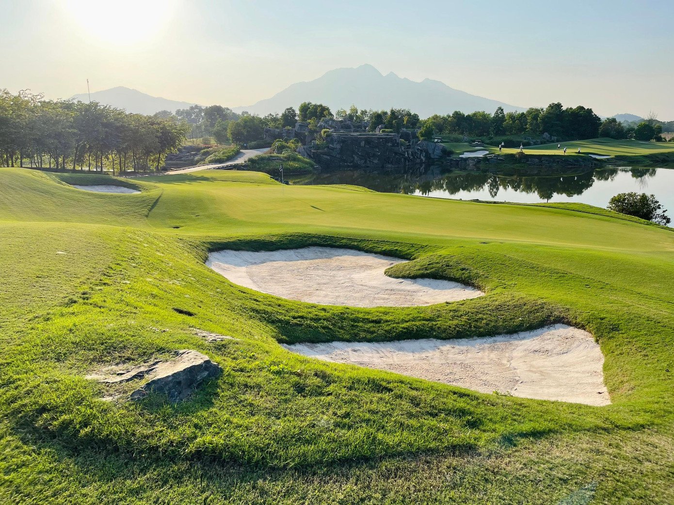 Không gian thoáng đãng, không khí trong lành, mát mẻ cùng cảnh quan thiên nhiên tuyệt đẹp khiến BRG Kings Island Golf Resort trở thành địa điểm hấp dẫn thu hút các golfer trong và ngoài nước đến chơi và thư giãn.