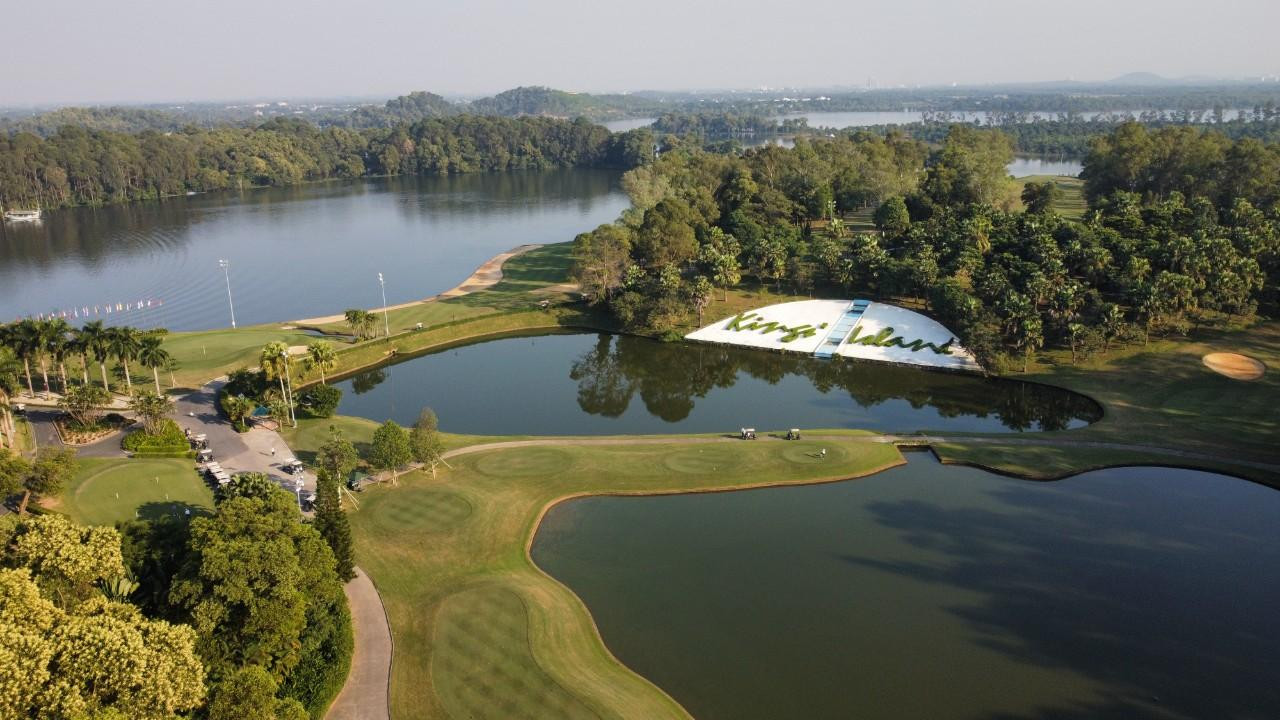 Sân Kings Course được thiết kế bởi Jack Nicklaus II, con trai cả và cũng là Chủ tịch Công ty Thiết kế sân golf hàng đầu thế giới Nicklaus Design do huyền thoại golf số 1 thế giới Jack Nicklaus sáng lập.