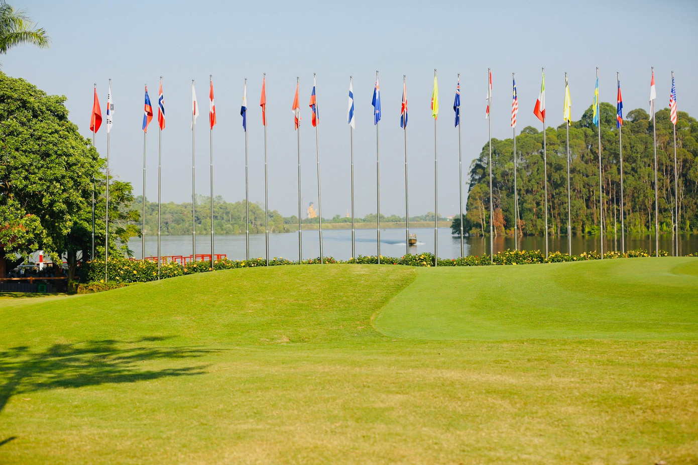 Không gian thoáng đãng, không khí trong lành, mát mẻ cùng cảnh quan thiên nhiên tuyệt đẹp khiến BRG Kings Island Golf Resort trở thành địa điểm hấp dẫn thu hút các golfer trong và ngoài nước đến chơi và thư giãn.