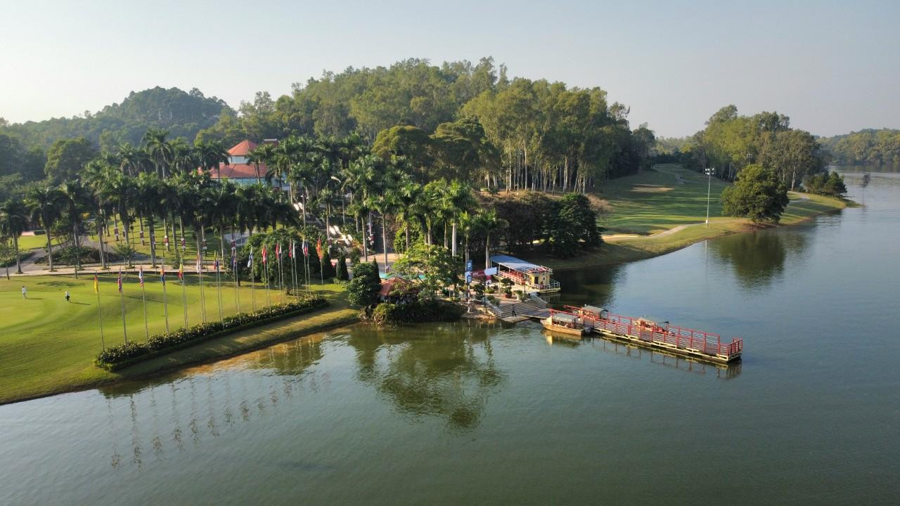 Một ngày trước khi giải Tiền Phong Golf Championship 2022 chính thức khởi tranh, công tác chuẩn bị của BTC sân đã hoàn tất, sẵn sàng đón các golfer tham gia tranh tài.