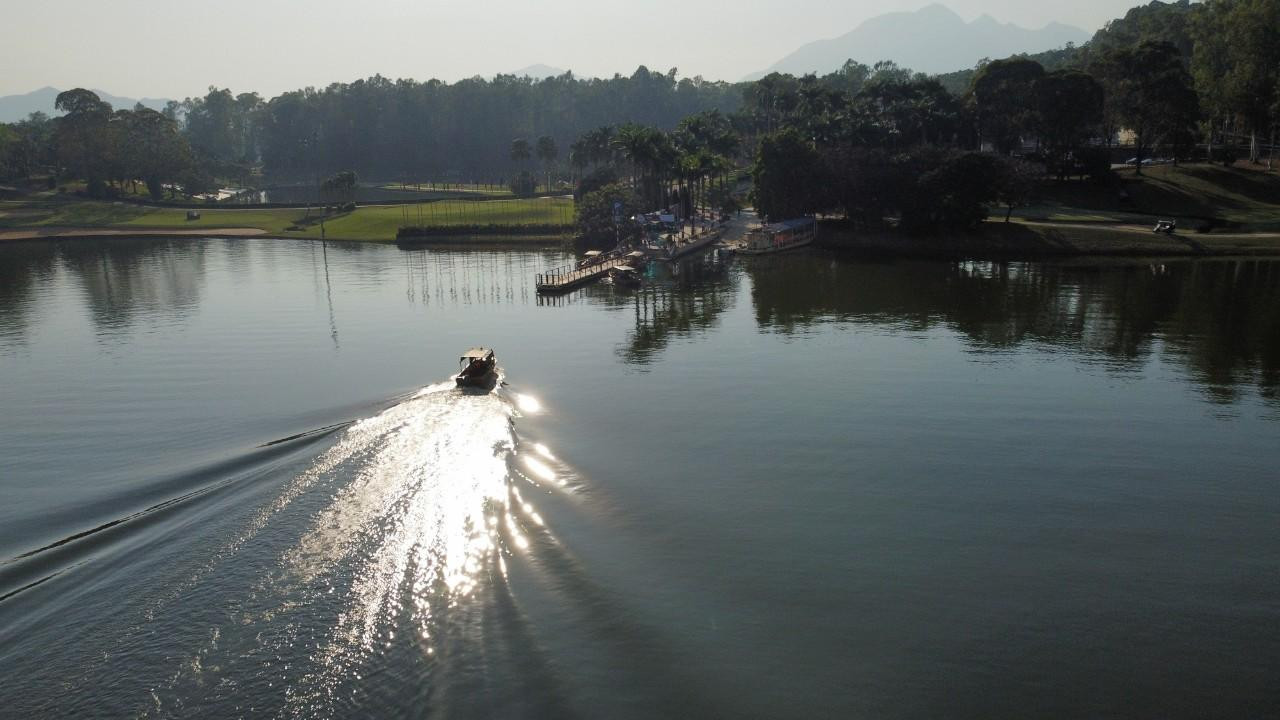 Với thiết kế đầy thử thách và sáng tạo, trải dài trên sườn đồi dưới chân núi Ba Vì và uốn lượn theo hồ Đồng Mô, Kings Course hứa hẹn sẽ là một thử thách thú vị cho các golfer tham gia tranh tài.