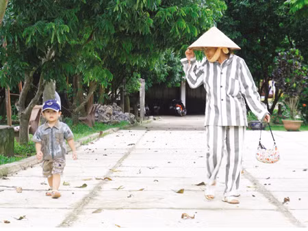 Một nữ phạm nhân đón con tan lớp. (Giadinh.net)