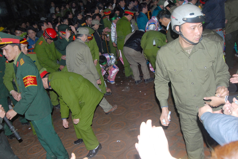 Lực lượng công an thu dọn tiền lẻ được vứt bừa bãi