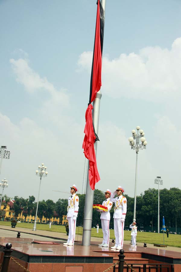 Theo đúng nghi thức của Lễ Quốc tang, cờ tổ quốc được buộc dải băng tang và treo 1/3 cột cờ