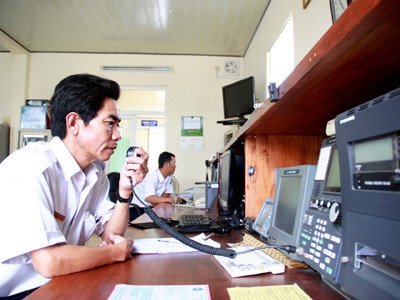 BS Quang điện đàm tư vấn ngư dân về y tế. ẢNH: NGUYỄN HUY. BS Quang điện đàm tư vấn ngư dân về y tế. ẢNH: NGUYỄN HUY