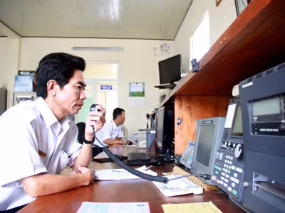 BS Quang điện đàm tư vấn ngư dân về y tế. ẢNH: NGUYỄN HUY