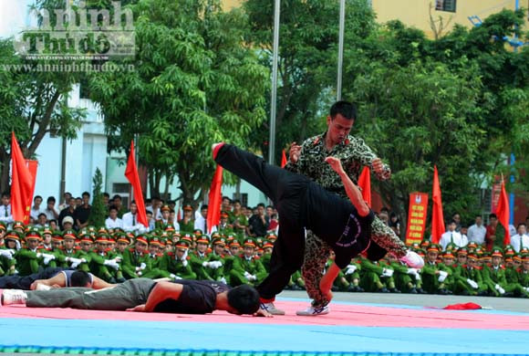 Một mình quật ngã 3 đối thủ bằng những cú ra đòn hiểm, dứt khoát