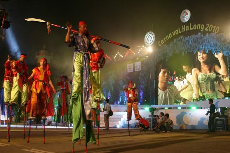 Đoàn du thuyền xếp hàng cổ vũ Carnaval. Vũ công khoe sắc. Ảnh : BK-TD Vũ công làm duyên trước ống kính. Ảnh : BK-TD Đi cà kheo Vũ điệu cháy bỏng Carnaval Hàng vạn khán giả chào đón Carnaval. Ảnh : BK-TD Màn pháo hoa rực rỡ kết thúc lễ hội. Ảnh : BK-TD