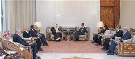 Đại diện Liên đoàn Ả rập trong cuộc gặp tổng thống Assad ngày 26-10. Ảnh: Reuters