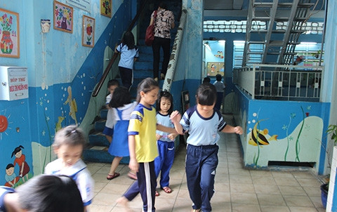 Vì không tiếp đất, ngoài giờ học nếu muốn vui chơi học sinh học ở tầng 1 và 2 sẽ xuống tầng trệt (tầng để xe máy), học sinh học tầng 4 và 5 sẽ lên tầng 6 hoặc ở trong lớp, chơi trước cửa lớp học