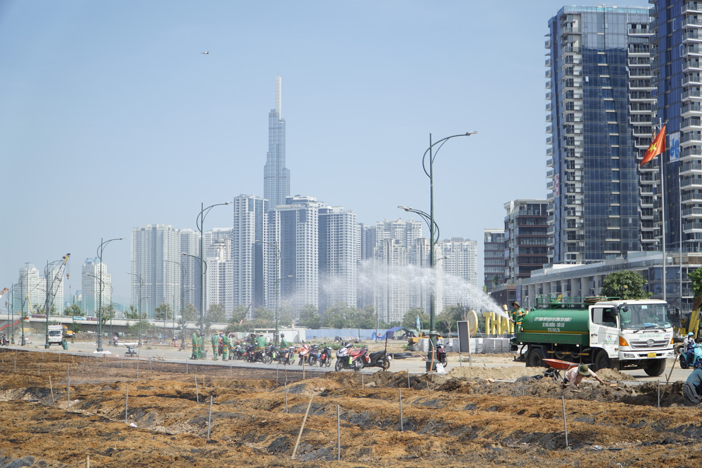 Đơn vị thi công chuẩn bị đất trồng hoa hướng dương.