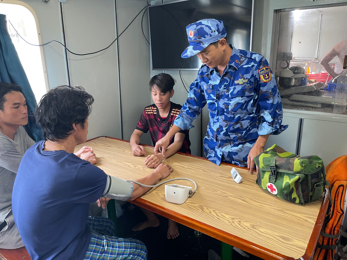 Theo Bộ Tư lệnh Vùng Cảnh sát biển 3, sức khỏe của các ngư dân hiện đã ổn định và được đưa vào đất liền an toàn.