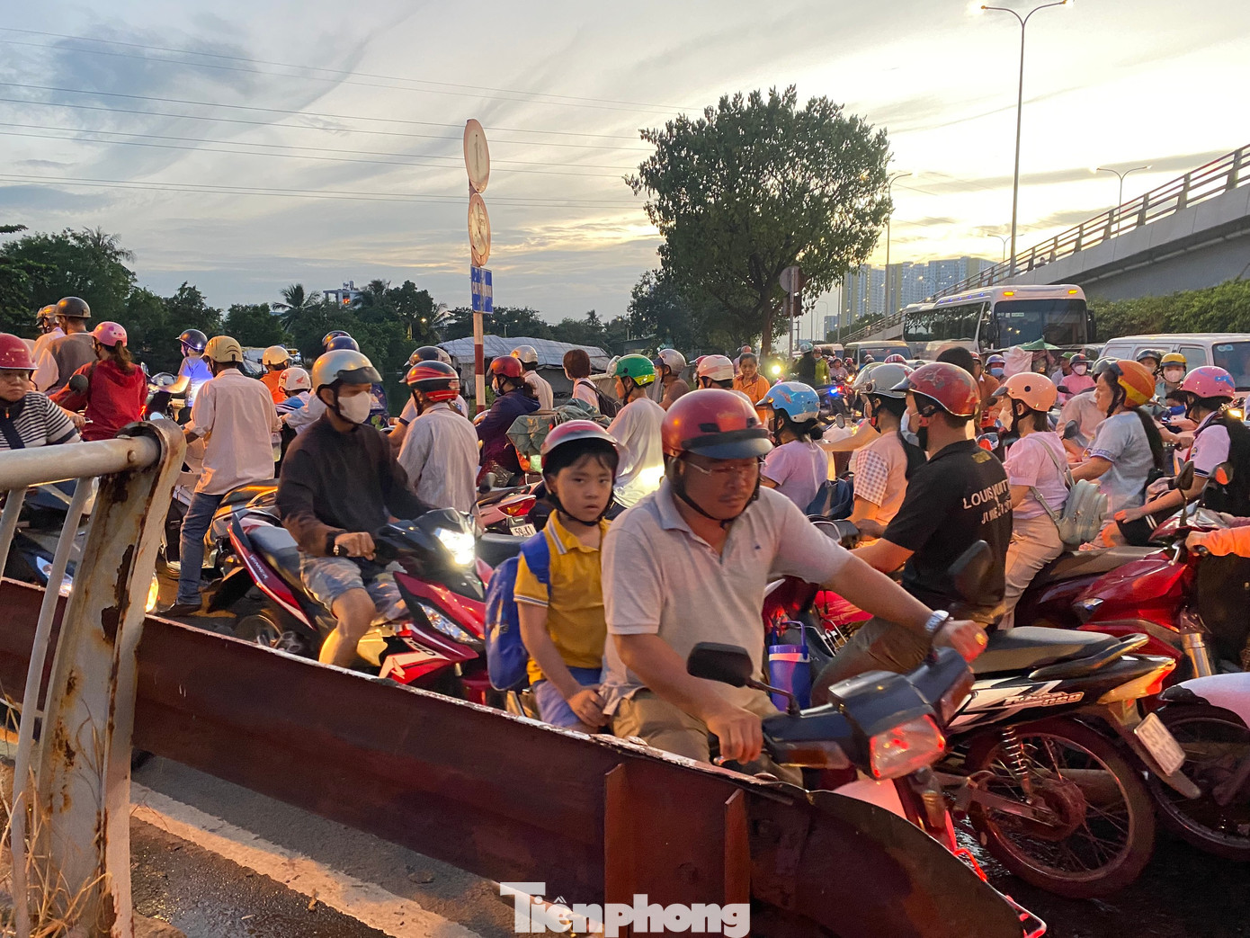 Người dân mướt mồ hôi vượt qua điểm ùn tắc.