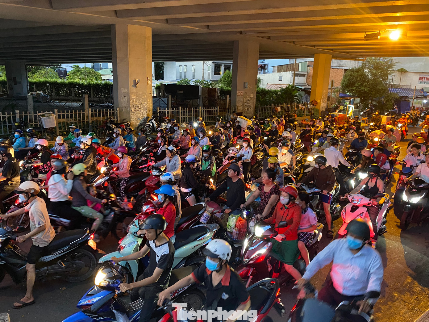 Giao thông qua khu vực bị rối loạn trong giờ tan tầm do ảnh hưởng của triều cường.