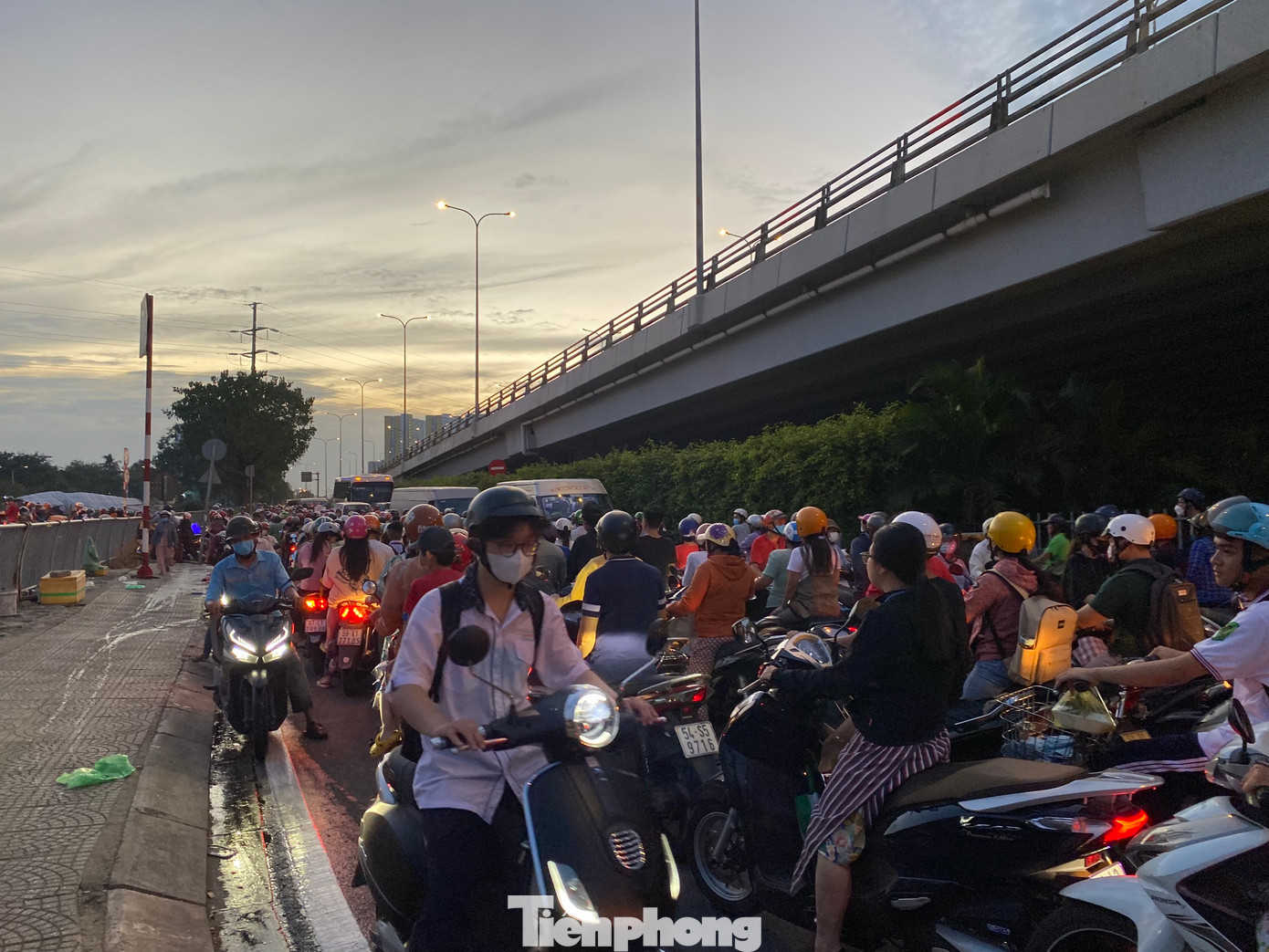 Theo người dân địa phương, cầu Phú Định khá hẹp trong khi mật độ lưu thông qua khu vực này trong giờ tan tầm ngày càng gia tăng nên thường xuyên xảy ra ùn ứ trong giờ tan tầm. Những lúc triều cường dâng cao gây ngập úng ở khu vực lân cận thì tình trạng ùn tắc giao thông càng trở nên nghiêm trọng hơn.