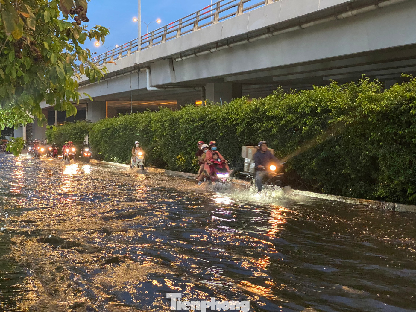Điểm giao giữa đường Nguyễn Văn Luông với đường Võ Văn Kiệt và một đoạn ngắn đường Võ Văn Kiệt (cạnh cầu Lò Gốm, quận 6) bị ngập sâu khiến các phương tiện di chuyển hết sức khó khăn.