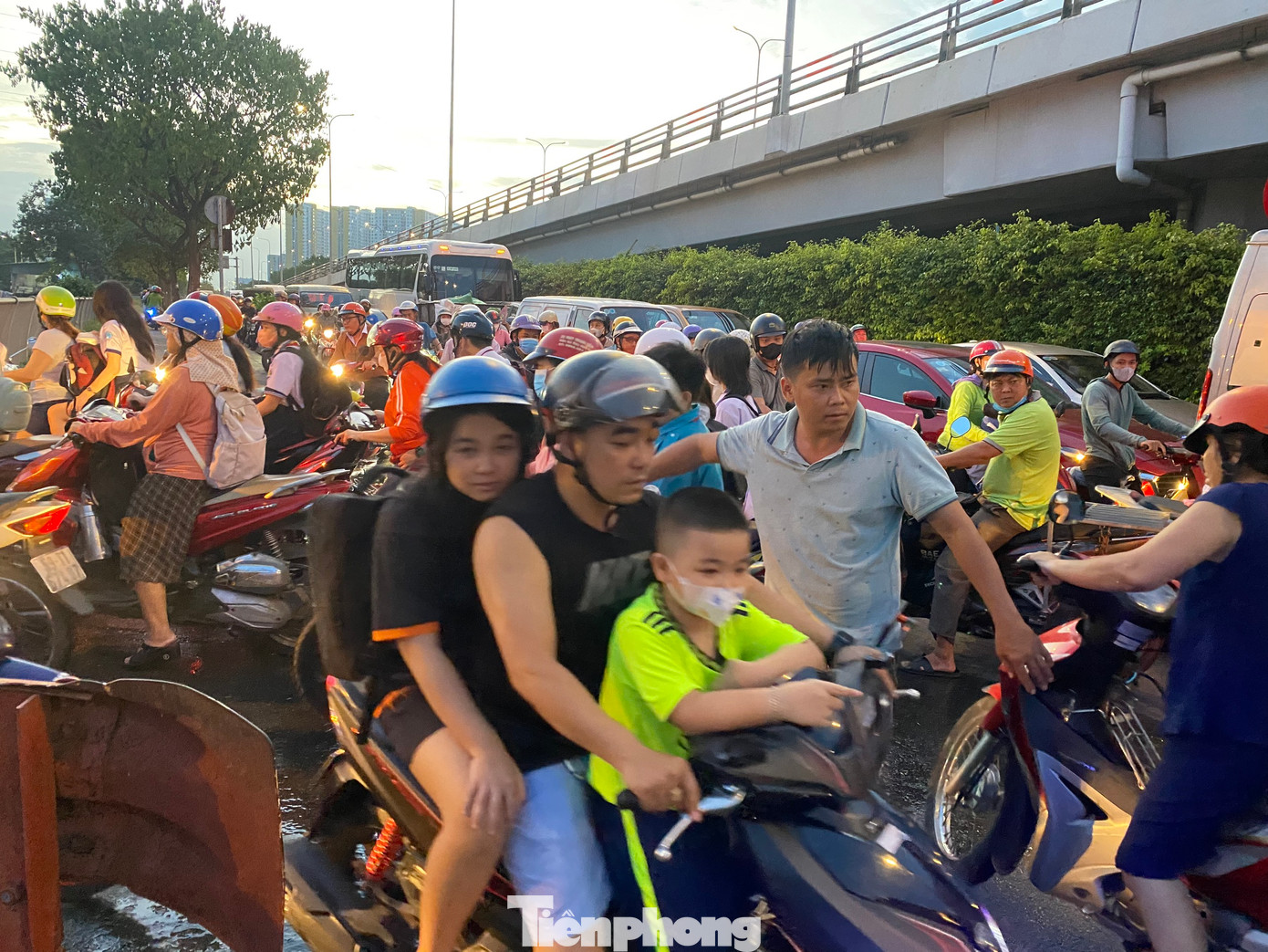 Người dân hỗ trợ điều tiết giao thông qua khu vực ùn tắc.