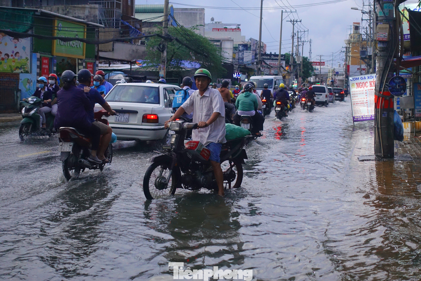 Trong khi đó, Quốc lộ 50 (đoạn qua xã Phong Phú, huyện Bình Chánh) cũng bị ngập do triều cường.