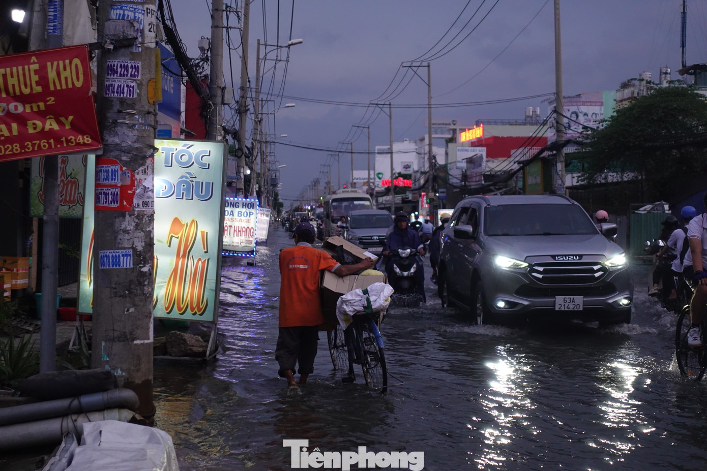 Giao thông qua khu vực quốc lộ 50 (huyện Bình Chánh) gặp nhiều khó khăn do triều cường.