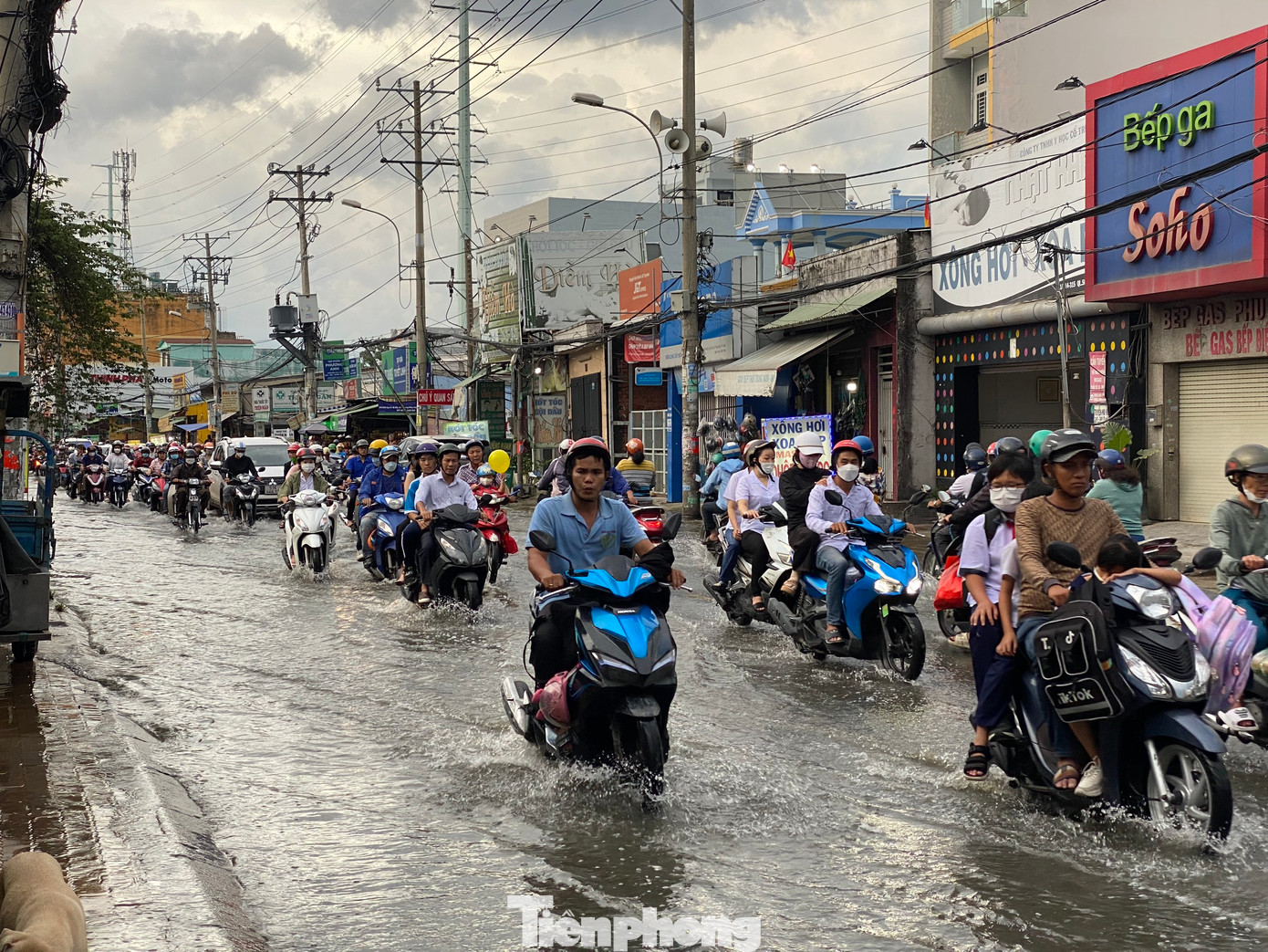 Chiều tối 27/11, mực nước hạ lưu sông Sài Gòn dâng cao theo kỳ triều cường Rằm tháng 10 Âm lịch làm ngập nhiều tuyến đường thuộc vùng trũng thấp, ven sông, rạch ở TPHCM.