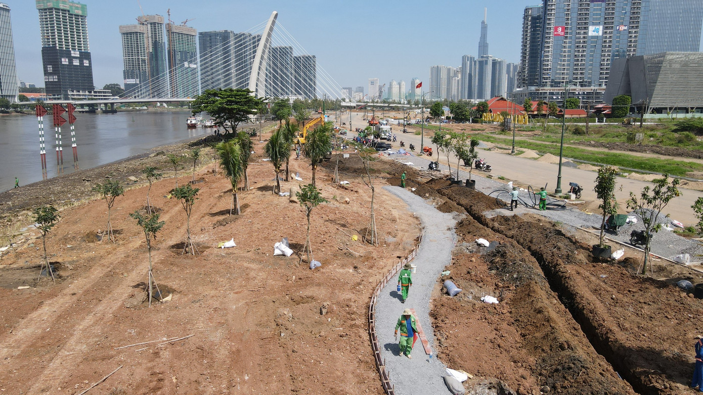 Ngày 28/11, đơn vị thi công đang tiến hành trồng hoa hướng dương tại khu vực công viên bờ sông Sài Gòn (TP Thủ Đức) để phục vụ dịp Tết Dương lịch 2024 sắp đến.