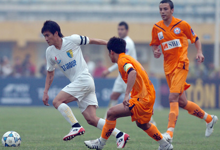 Tương lai của Công Vinh vẫn sẽ là dấu hỏi lớn - Ảnh: Quang Thắng. Tương lai của Công Vinh vẫn sẽ là dấu hỏi lớn - Ảnh: Quang Thắng