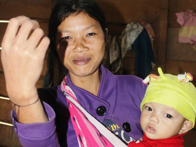 Niềm vui của người được buộc chỉ tay trong dịp Tết của người Khùa . Ảnh: Nguyễn Huy Niềm vui của người được buộc chỉ tay trong dịp Tết của người Khùa