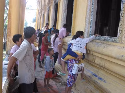 Người dân theo dõi vụ cháy