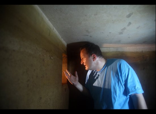 Ông Kai Speth – tổng giám đốc khách sạn Metropole đi kiểm tra dưới hầm. Ảnh: AP