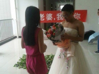 Liu Wang rực rỡ trong bộ váy cưới