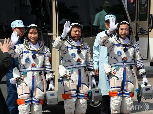 Nhóm phi hành gia gồm ba thành viên trong đó có một nữ sẽ làm việc trên không gian ít nhất 10 ngày