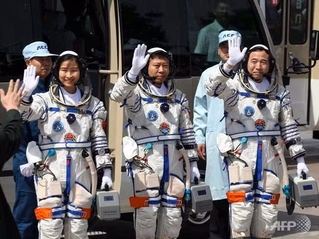 Nhóm phi hành gia gồm ba thành viên trong đó có một nữ sẽ làm việc trên không gian ít nhất 10 ngày