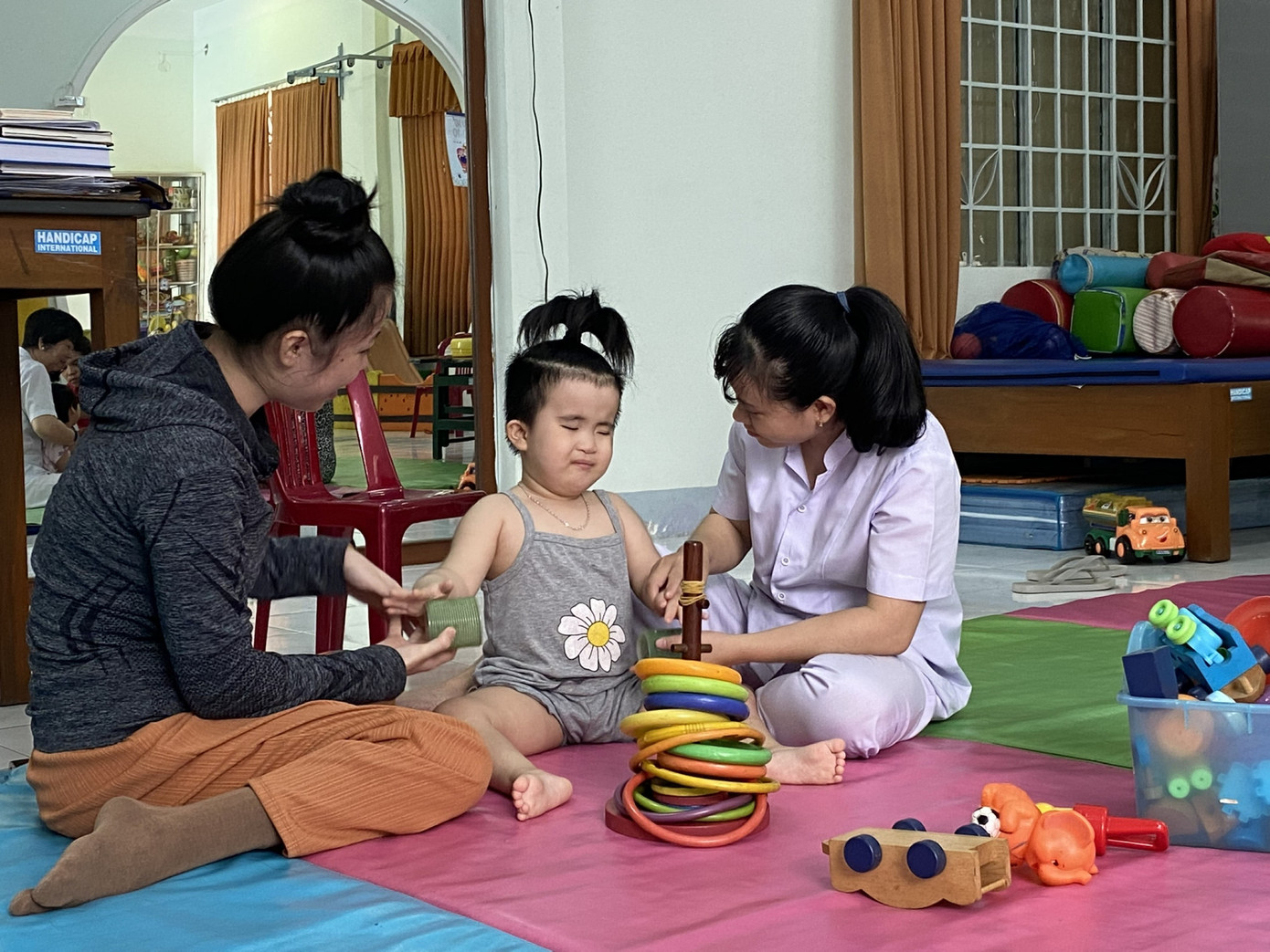 Phát hiện sớm và can thiệp sớm khuyết tật ở trẻ em hết sức quan trọng. Ảnh minh họa