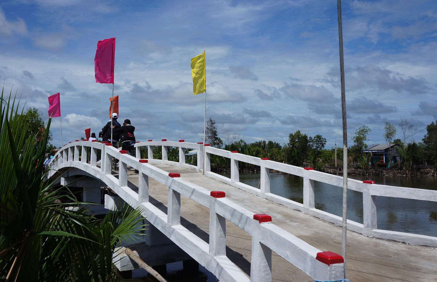 Cầu Đảng bộ tạo điều kiện đi lại bằng đường bộ cho hàng ngàn hộ gia đình và học sinh đến trường