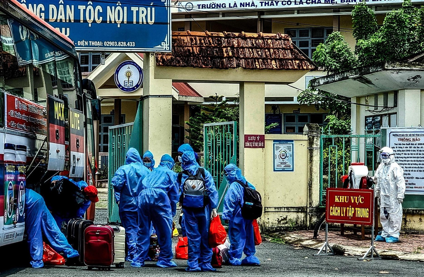 Những công dân đặc biệt khó khăn được rước về quê Cà Mau, được đưa đi cách ly tập trung