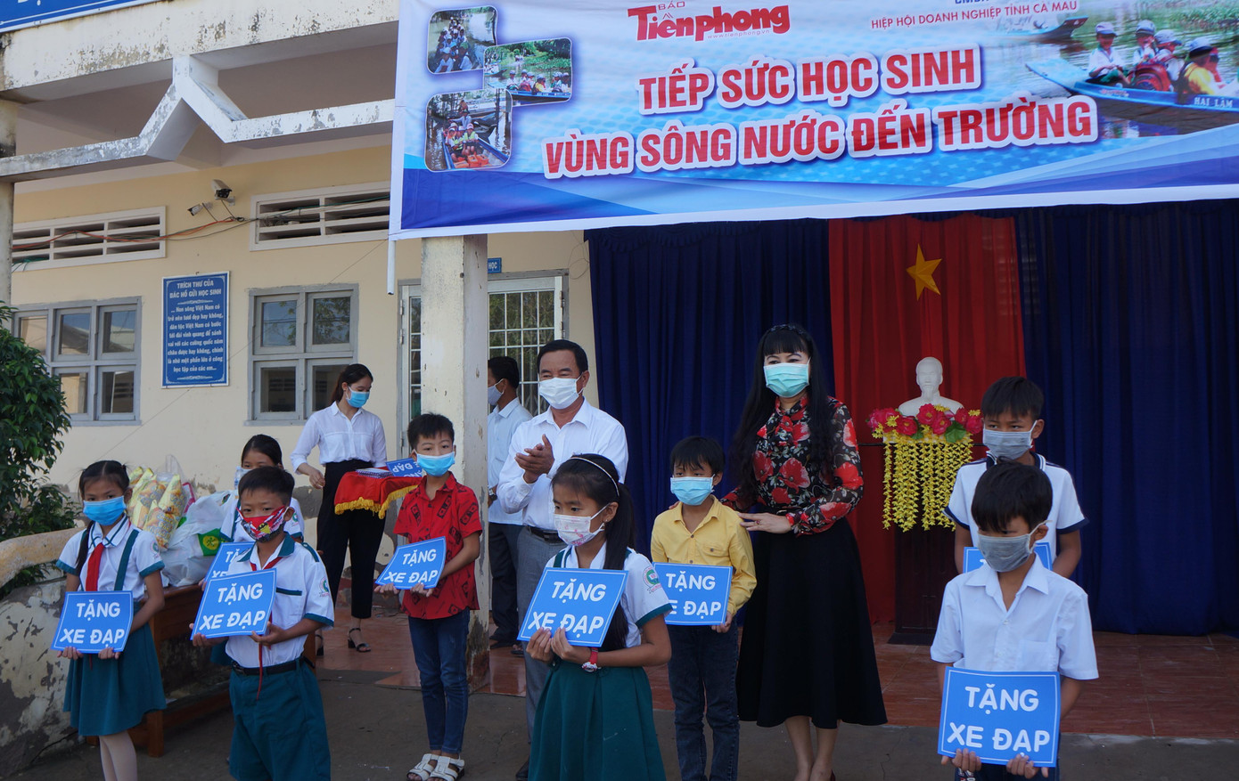 Ngay khi khánh thành, học sinh xã Tân Hưng được nhận xe đạp đến trường