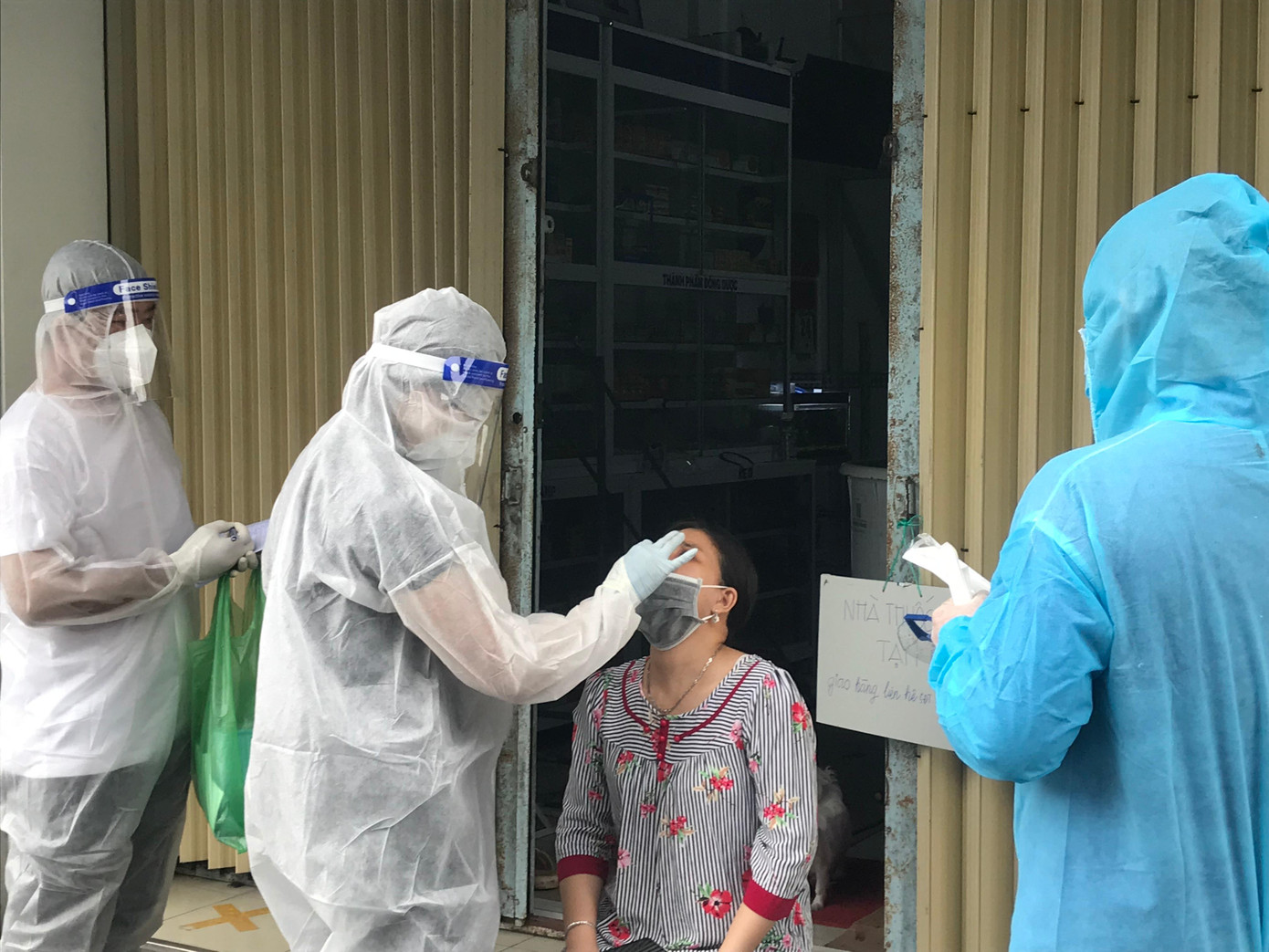 Nhân viên y tế tăng cường xét nghiệm tầm soát khu cách ly, khu vực phong toả